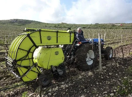 The round baler QUICKPOWER in a vineyard