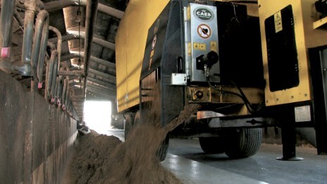 Magnetic device for catching foreign metal objects in unifeed rations